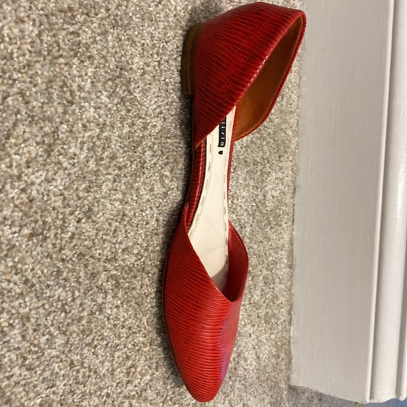 Alice + olivia red pointed toe leather flats. Size 40. - Picture 10 of 12